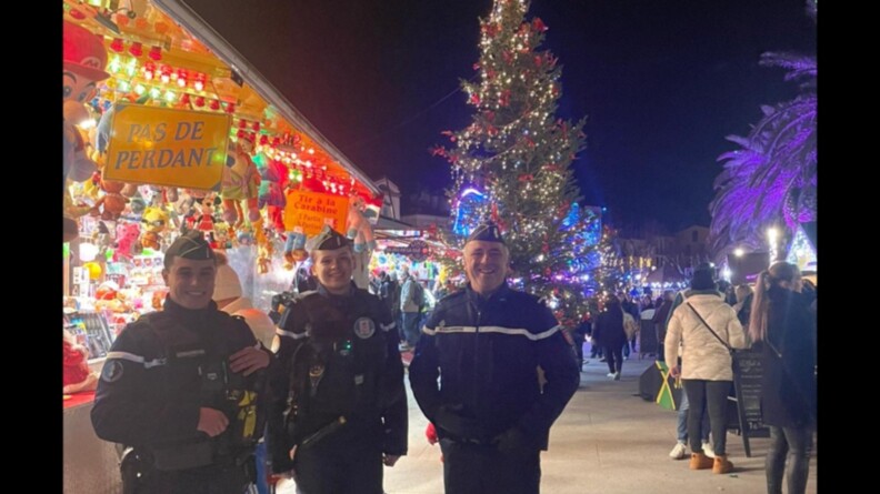Trois gendarmes sécurisent à pied et de nuit, le marché de noël de la commune touristique de Collioure.