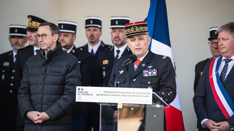Agrandir l'image Le DGGN effectuant son discours.