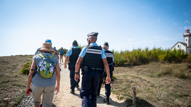 Patrouille pédestre de gendarmes à Belle Ile en Mer.