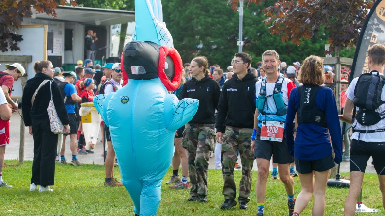 Agrandir l'image Mascote de l'école de gendarmerie de Tulle au milieu des participants.