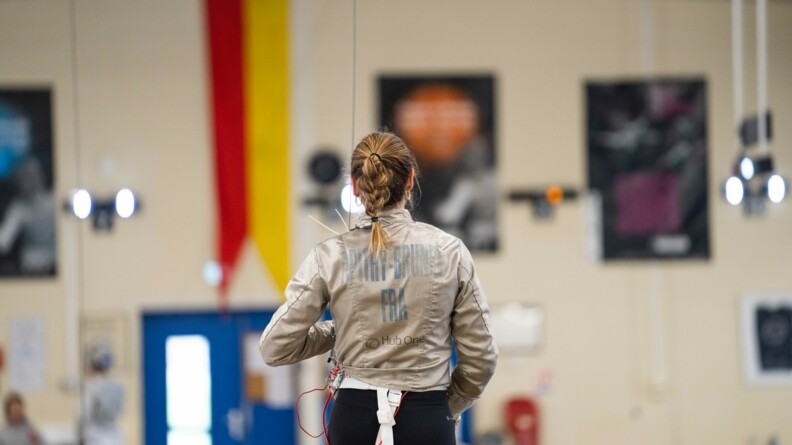 La sabreuse Manon Apithy-Brunet à l'entraînement à Orléans, de dos sans son masque.