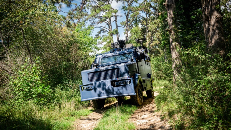 Agrandir l'image En pleine forêt, le Centaure se déplace sur les petits chemins avec aisance.