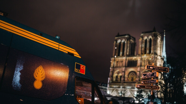 Un v&eacute;hicule de la gendarmerie en premier plan. Derri&egrave;re, on voit la cath&eacute;drale Notre-Dame en fond. Il fait nuit, la cath&eacute;drale est &eacute;clair&eacute;e