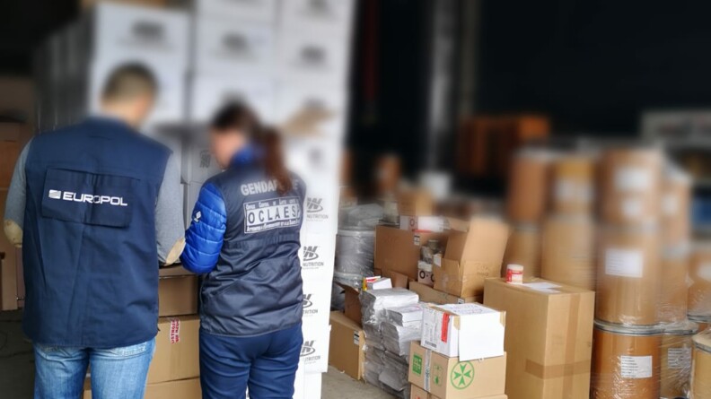 Les gendarmes de l'OCLAESP et leurs homologues europ&eacute;ens ont saisi des milliers de cachets et d&rsquo;ampoules de st&eacute;ro&iuml;des, deux tonnes de mati&egrave;res premi&egrave;res et plus de 2 millions d&rsquo;avoirs criminels.