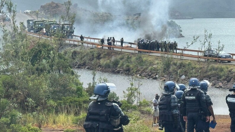 Engagement de gendarmes mobiles en Nouvelle-Calédonie.
