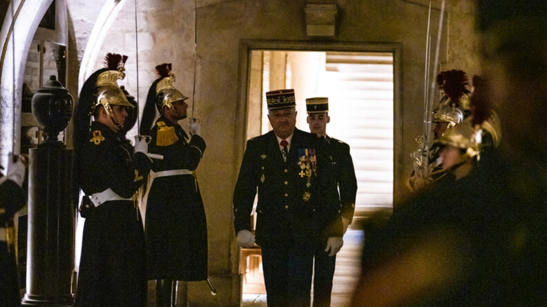 Le directeur g&eacute;n&eacute;ral de la gendarmerie nationale dans la crypte pour d&eacute;poser une gerbe