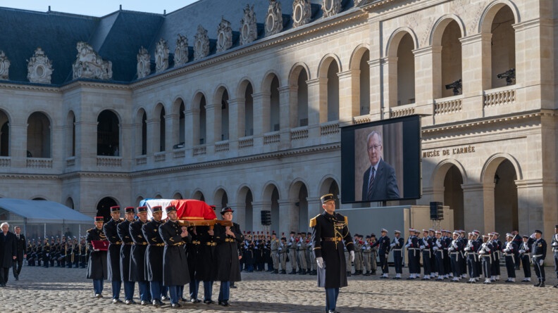 Les gardes républicains portent le cercueil de Jacques Delors.