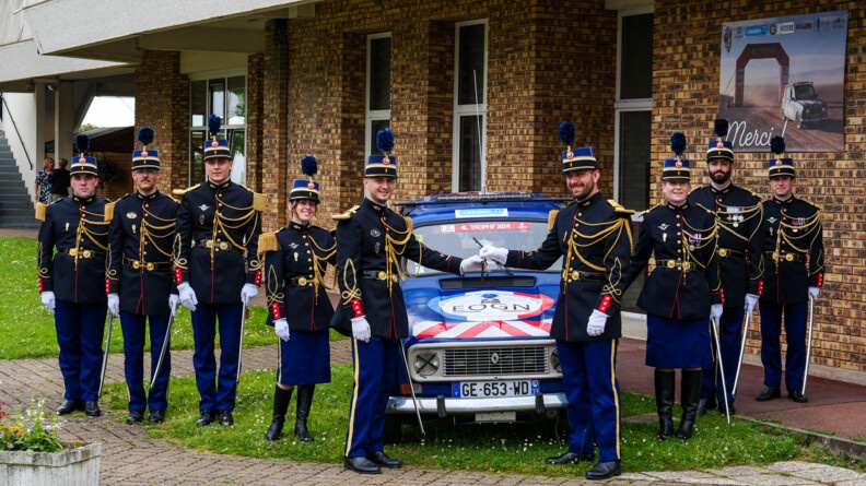 Neuf &eacute;l&egrave;ves-officiers de l'Acad&eacute;mie militaire de la gendarmerie nationale autour d'une 4L gendarmerie se passant les cl&eacute;s du v&eacute;hicule