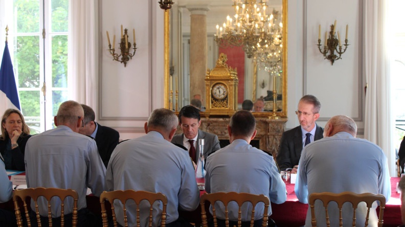 Agrandir l'image Les COMGEND en réunion avec Manuel Valls ministre des Outre-mer