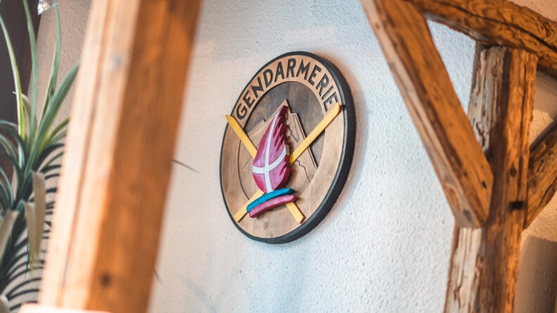Logo de la brigade de Val d'Isère, accroché sur le mur de celle ci.