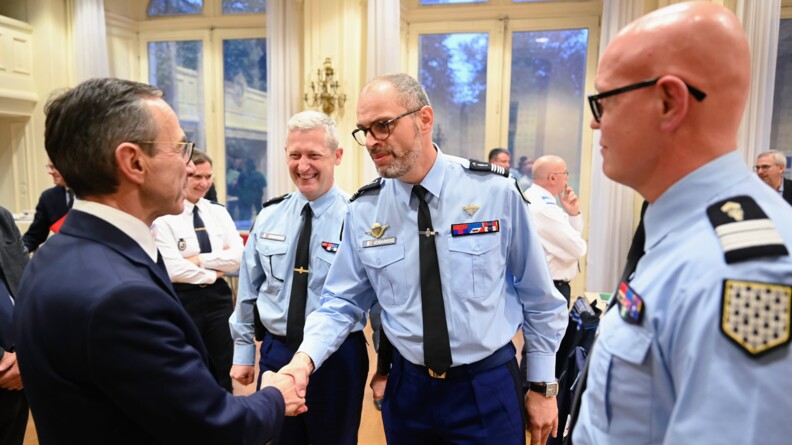 Le g&eacute;n&eacute;ral de division &Eacute;ric Chuberre, commandant en second de la r&eacute;gion de gendarmerie Bretagne, le colonel Nicolas B&eacute;n&eacute;vent, commandant le groupement de gendarmerie d&eacute;partementale d&rsquo;Ille-et-Vilaine et le colonel Cyrille Martin, commandant la section de recherches de Rennes, rencontrant le ministre de l'Int&eacute;rieur.