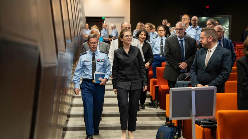 Dans un des amphith&eacute;atres de la direction g&eacute;n&eacute;rale de la gendarmerie, le major g&eacute;n&eacute;ral descends les marches au c&ocirc;t&eacute; de la ministre d&eacute;l&eacute;gu&eacute;e charg&eacute;e de l&rsquo;&Eacute;galit&eacute; entre les femmes et les hommes et de la Lutte contre les discriminations, Aurore Berg&eacute;.