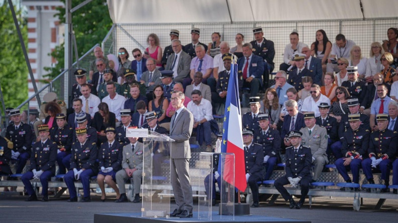 Le ministre s'adressant aux promotions.