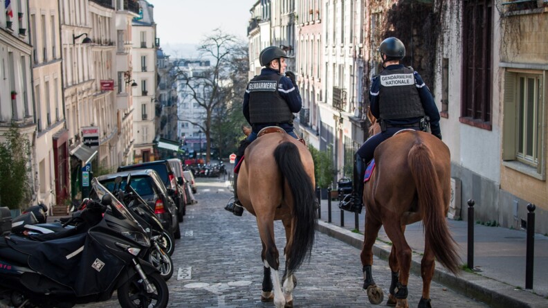 Cavaliers de la Garde Républicaine veillant au respect du confinement.