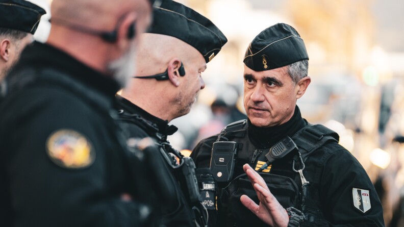 Capitaine de gendarmerie mobile donnant des consignes.