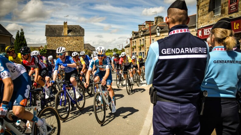 Gendarmes de dos au moment du passage de la course