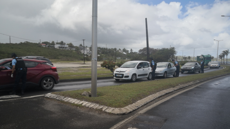 Guadeloupe : des patrouilles de gendarmerie sont déployées partout en Guadeloupe et dans les Îles du Nord, afin de faire respecter les préconisations obligatoires, procéder à la vérification des attestations individuelles ou professionnelles sur l’honneur et verbaliser les récalcitrants.
