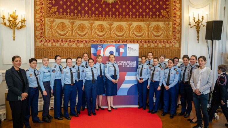 Agrandir l'image groupe d'une vingtaine de gendarmes athlètes dans la salle des fêtes de Beauvau, à l'occasion de la Journée des Femmes, du 8 mars 2024
