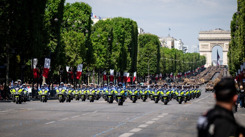 Les motocyclistes du CNFSR défilent