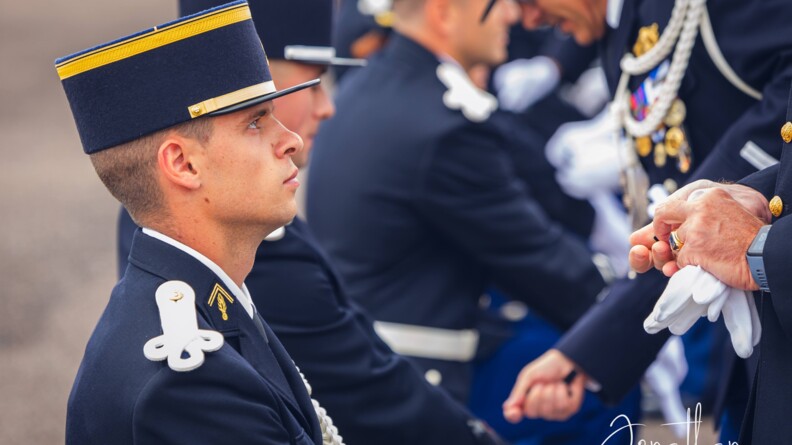 Agrandir l'image Portrait de profil d'un élève gendarme en tenue de cérémonie, les yeux levés vers son chef