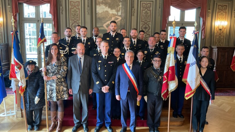 Photo de groupe à la mairie de Courbevoie après la cérémonie de parrainage, par cette ville, de l’Escadron de gendarmerie mobile (EGM) 16/1, unité du groupement blindé de gendarmerie mobile de Versailles-Satory s’est déroulée le mercredi 27 mars 2024.