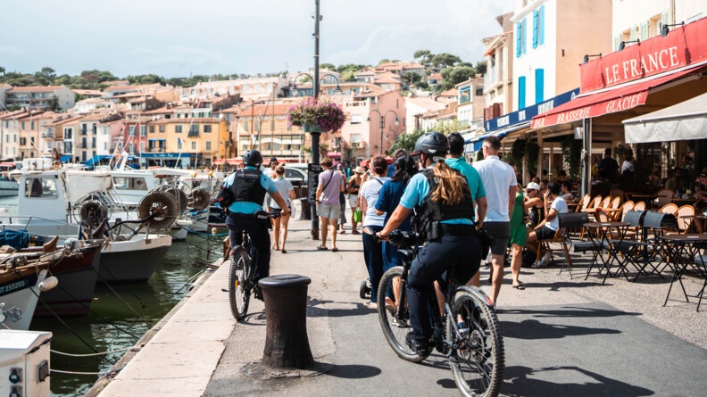 Gendarmes du DEPP effectuant une patrouille à vélo dans le port.
