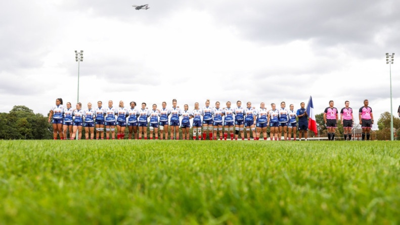 Agrandir l'image Membres de l'équipe féminine du XV de France féminin militaire postant côte à côte sur le terrain