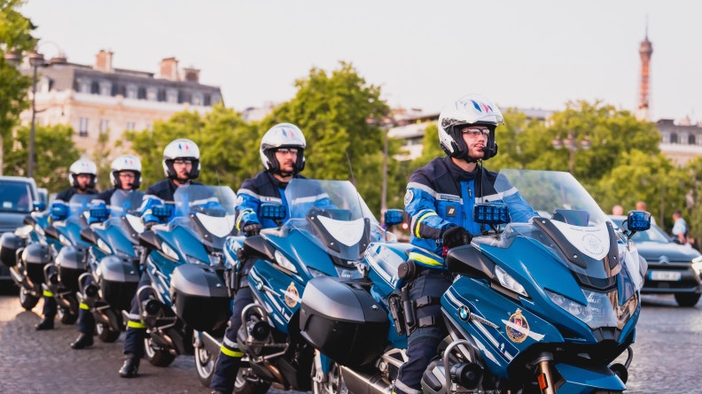 Motocyclistes de l'escorte présidentielle sur les Champs Elysées lors des répétitions du défilé du 14 juillet