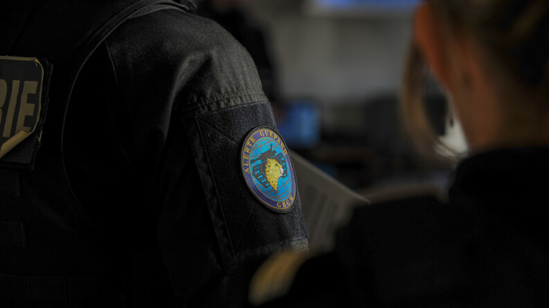 Zoom sur une épaule de gendarme mobile à l'écusson "alerte guépard GBGM"