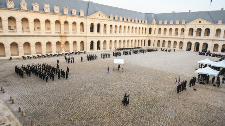 Agrandir l'image Vue d'ensemble de la Cour d'honneur des Invalides, lors de la cérémonie du 16 février 2023 aux Invalides, à Paris.