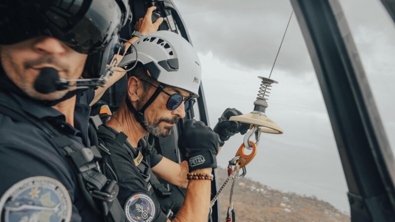 Gendarmes dans un hélicoptère avant une intervention sur les réseaux de communication.