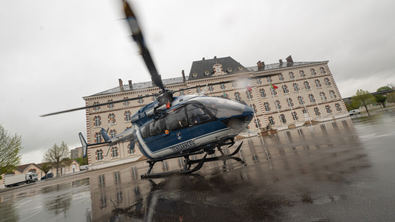 hélicoptère en premier plan devant l'état-major de l'EOGN