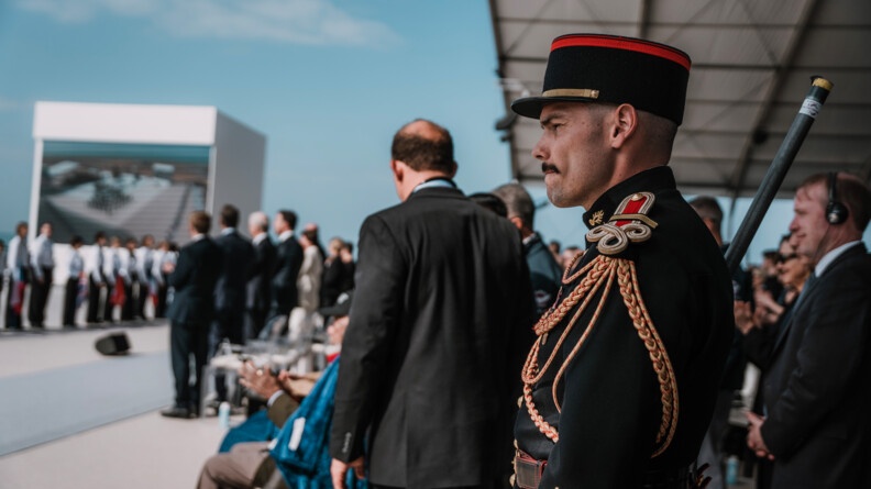 sur l'esplanade de la cérémonie, derrière les autorités, un gendarme de la garde républicaine en tenue d'apparat, observe la foule.