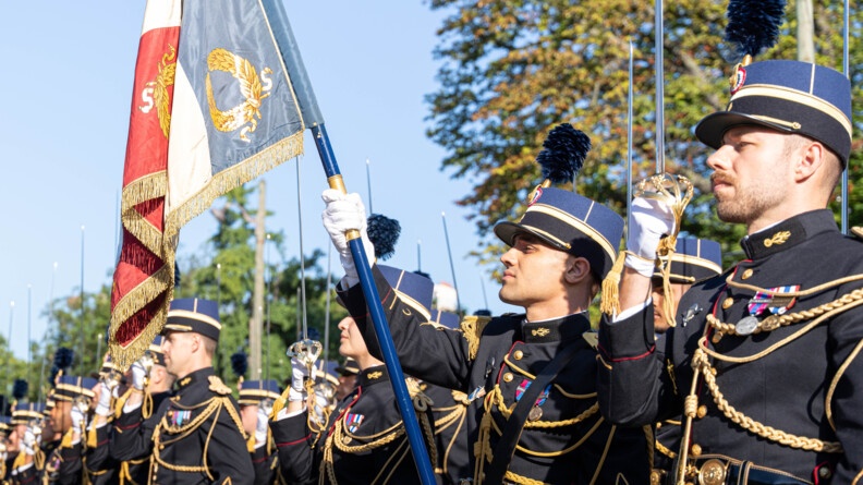 Les élé=èves officiers de la gendarmerie nationale au présentez sabres. Au premier plan, le porte-drapeau