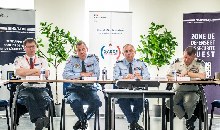 Agrandir l'image De gauche à droite sont assis, un commissaire de police, le général de division Louis-Mathieu Gaspari, secrétaire général de la Garde Nationale, le général de corps d’armée Hubert Bonneau, commandant la région de gendarmerie de Bretagne et la gendarmerie pour la zone de défense et de sécurité Ouest et le général de corps d’armée Laurent Michon, officier général de la zone de défense et de sécurité Ouest