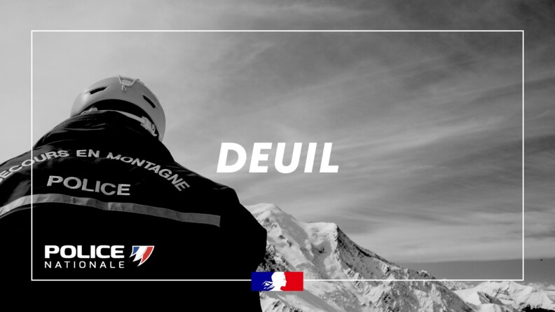 Photo en noir et blanc d'un CRS montagne de dos, face à la montagne enneigée, avec la mention DEUIL au centre, le logo de la police nationale en bas à gauche et la Marianne en bas au centre de l'image.