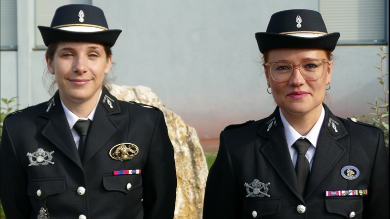 Agrandir l'image Les adjudantes Mathilde et Mégane en tenue de gendarmes.