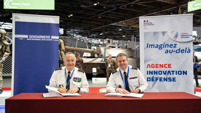 Le DGGN a signé, sur le stand du ministère des Armées, avec l’Ingénieur général de l’armement Patrick Aufort, directeur de l’Agence de l’innovation de défense (AID), une convention entre cet organisme, créé fin 2018, et la gendarmerie nationale.