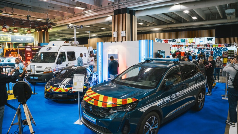 Deux voitures de la gendarmerie - une Alpine et une 3008- ainsi qu'une camionnette blanche de la gendarmerie sont exposées au Mondial de l'Auto de Paris 2024.