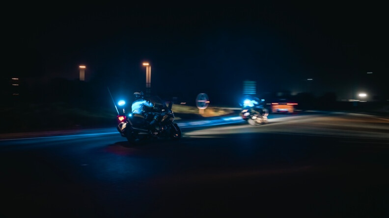 Motocyclistes autour d'un rond-point.