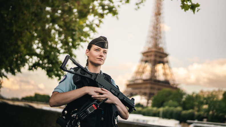 Gendarme en écurisation des Jeux Olympiques sur les quais de Seine devant la Tour Eiffel