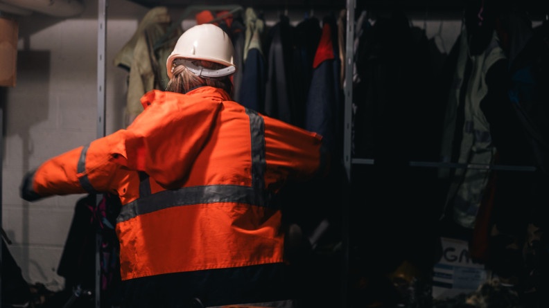 Agrandir l'image Personnel du GOS s'habillant avec une tenue de chantier.