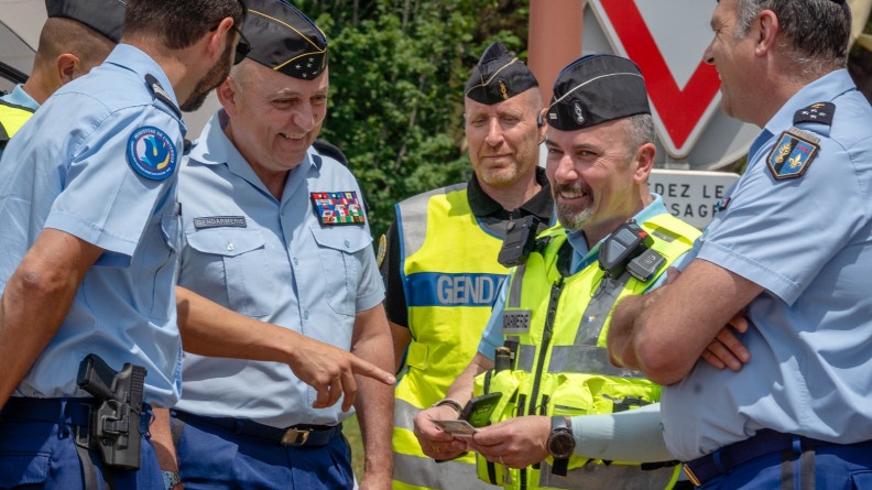Agrandir l'image Le DGGN parle sur le terrain avec deux autres gendarmes