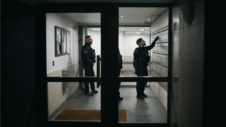 Gendarmes inspectant des boîtes aux lettres.