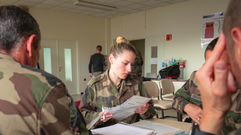 Militaires effecutant un exercice théorique.