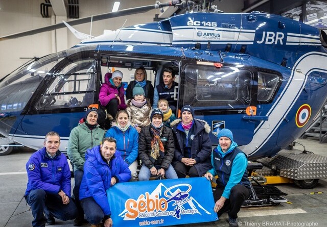 Agrandir l'image Les orphelins de la gendarmerie posent devant un hélicoptère Choucas à l'occasion d'une visite de l'hélistation de Chamonix.