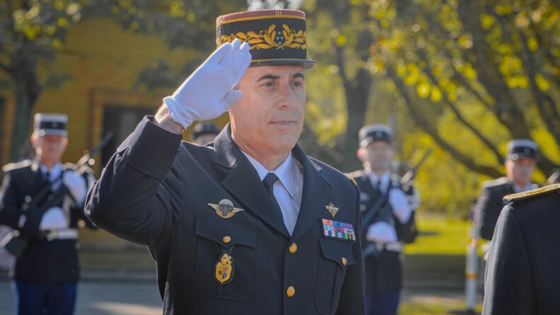 Un général de gendarmerie en uniforme effectue un salut militaire