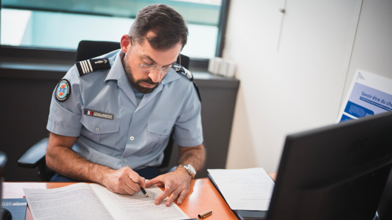 Dans leurs locaux de la Sous-direction de l&rsquo;accompagnement du personnel (SDAP), au sein de la Direction g&eacute;n&eacute;rale de la Gendarmerie nationale (DGGN), les dix-sept membres du bureau de la chancellerie -&nbsp;officiers, sous-officiers, militaires du Corps de soutien technique et administratif de la gendarmerie nationale (CSTAGN) et personnels civils&nbsp;-, instruisent le niveau DGGN des demandes de r&eacute;compenses, de d&eacute;corations et de sanctions disciplinaires.