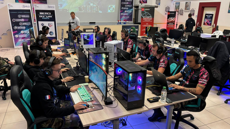 Agrandir l'image groupe large de plusieurs personnes qui jouent aux jeux vidéo dans une piece.