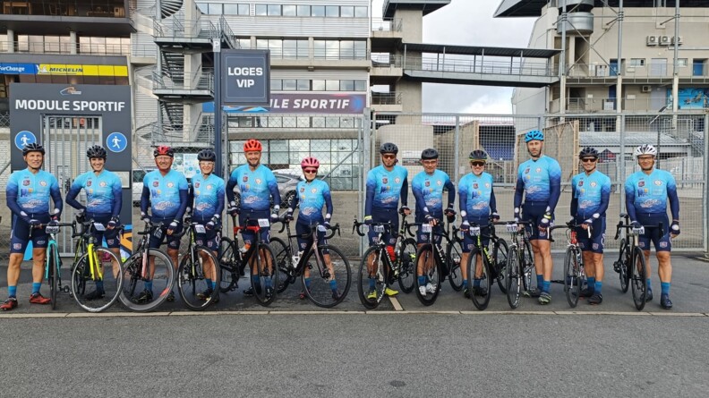 Agrandir l'image Photo montrant les 12 militaires engagés sur les 24 heures du Mans cycliste devant le circuit Bugatti.